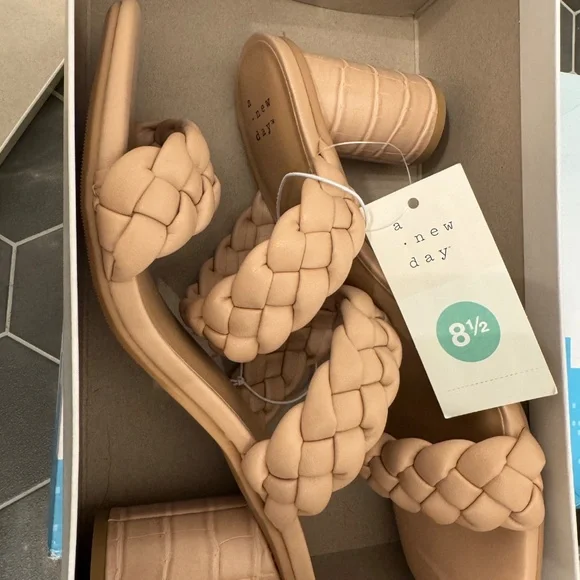 Women’s Sandal - Picture 2 of 2